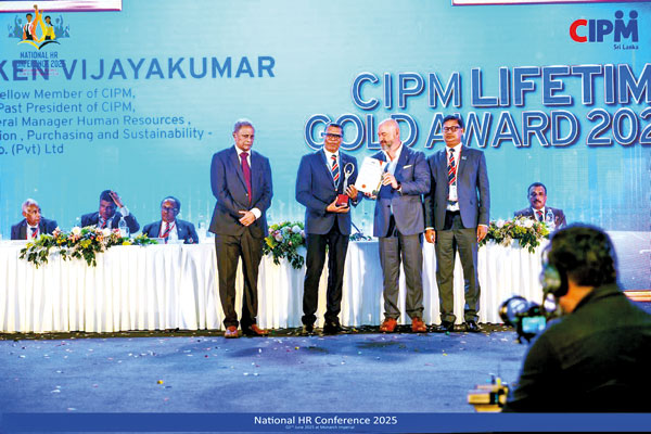 Pic_CIPM-Presents-Prestigious-Lifetime-Gold-Award-at-National-HR-Conference-2025