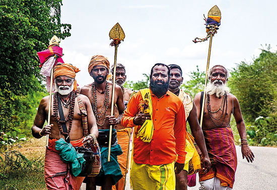 DSC_0173---Hindu-swamis-from-the-North-on-their-way-to-Kataragama-shrine