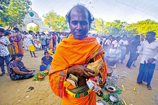 DSC_4099-A-Pada-Yatra-pilgrim-ready-to-make-offerings-at-Kataragama-(1)