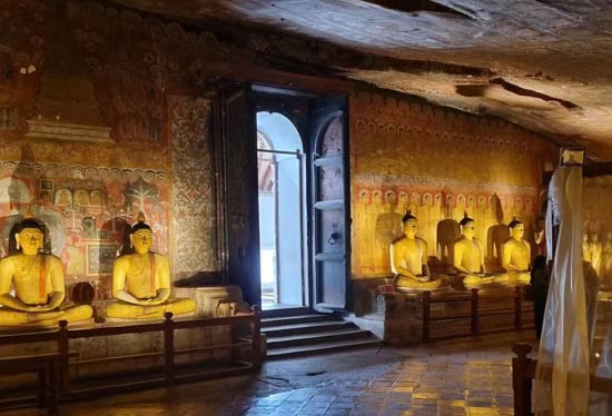 lights-on-the-floor--Dambulla-Cave-temples_3-