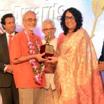 Dr Somarathna Balasooriya receiving the award