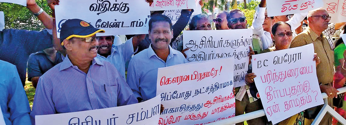 Unresolved issues: Teachers and principals protest