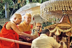 Gangaramaya Perahera attracts large crowds