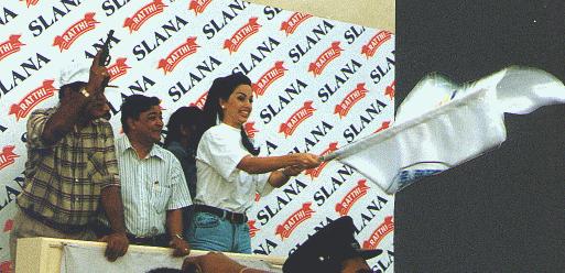 Jpeg image, 17k of Miss World flagging off the SLANA run