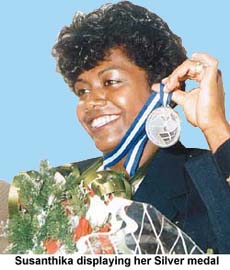 [Susanthika displaying her Silver medal]