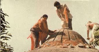 Hindu nationalists demolishing Babri Mosjid