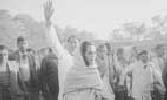 Rajiv Gandhi and Sonia during an election walkabout