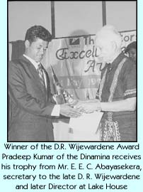 Winner of the D.R. Wijewardene Award Pradeep Kumar of the Dinamina receives his trophy from Mr. E.E.C Abayasekera, secretary to the late D.R. Wijewardene and later Director at Lake House